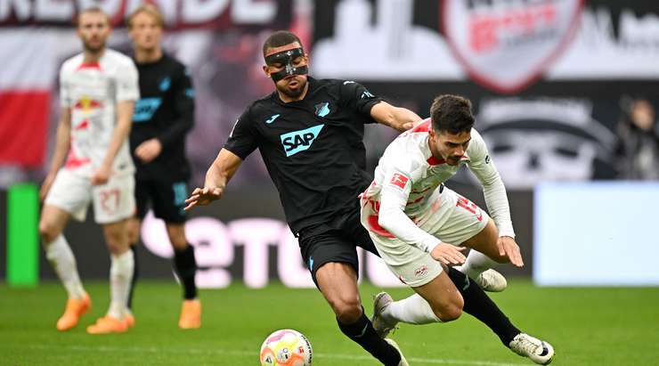 Tobias Stieler rút thẻ vàng cho Kevin Akpoguma (Hoffenheim) vì pha phạm lỗi rõ ràng của anh ấy.