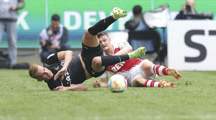 Eric Martel (Köln) bị phạt một chiếc thẻ vàng. Trọng tài không hề khoan dung với anh ấy.