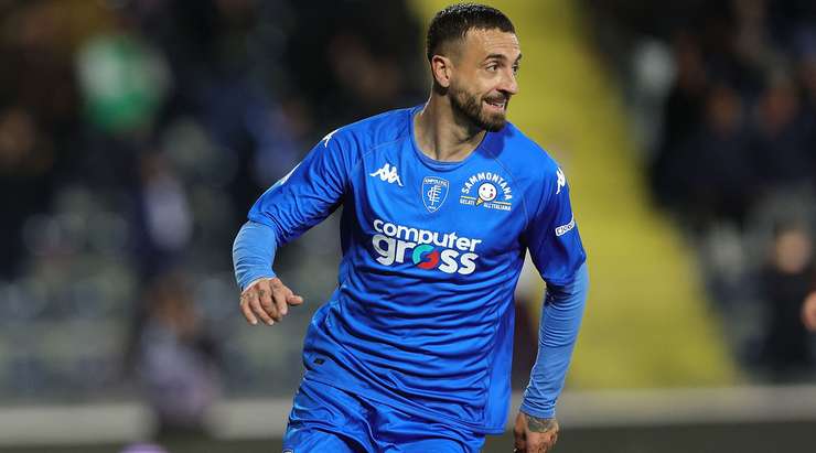 Vào! Francesco Caputo (Empoli) giành chiến thắng trên chấm phạt đền bằng một cú sút không thể cản phá, vượt qua tầm với của thủ môn Wladimiro Falcone vào chính giữa khung thành.