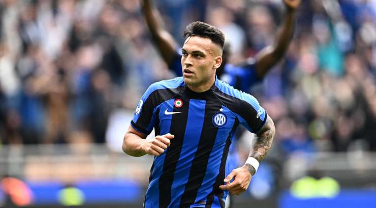 Vào! Tỉ số là 3:1. Lautaro Martinez (Inter) điền tên mình lên bảng điện từ bằng một cú sút gần như ngay trên vạch vôi, sau khi một đường bóng bật ra đã may mắn tìm đến đúng đôi chân của anh.