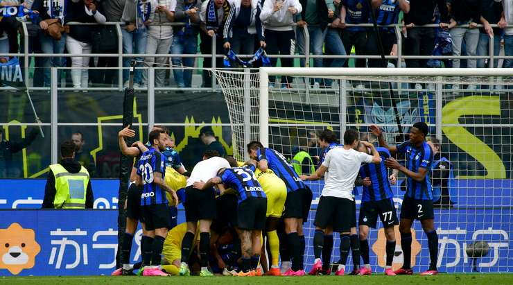 Bóng đã nằm trong lưới! Romelu Lukaku treo bóng vào vòng cấm và Robin Gosens (Inter) đón quả tạt để dứt điểm gọn gàng vào lưới. 2:1.