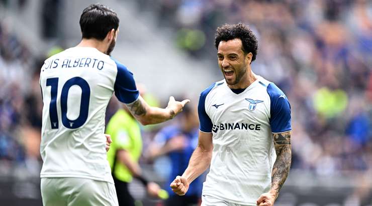Vào! Felipe Anderson (Lazio) đã không do dự tung cú sút ngay ngoài vòng cấm. Đó là một cú sút căng tuyệt đẹp vào góc thấp bên trái khung thành, đánh bại thủ môn đối phương.