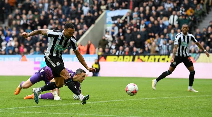 Callum Wilson (Newcastle Utd) liên tiếp đi bóng lắt léo qua các hậu vệ đối phương và thoát xuống đối mặt với thủ môn. Cầu thủ này làm một động tác giả khiến thủ môn mất thăng bằng, trước khi nhẹ nhàng đưa bóng vào lưới.