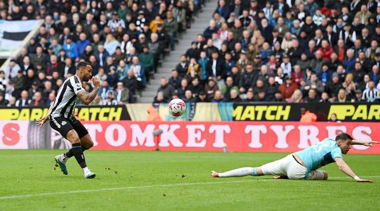 Vào! Callum Wilson (Newcastle Utd) nhận một đường chuyền ngắn rất vừa tầm từ Alexander Isak ở một vị trí bên trong vòng cấm, anh lách người và tung một cú sút không thể cản phá làm tung nóc lưới đối phương. Tỉ số là 1:1.