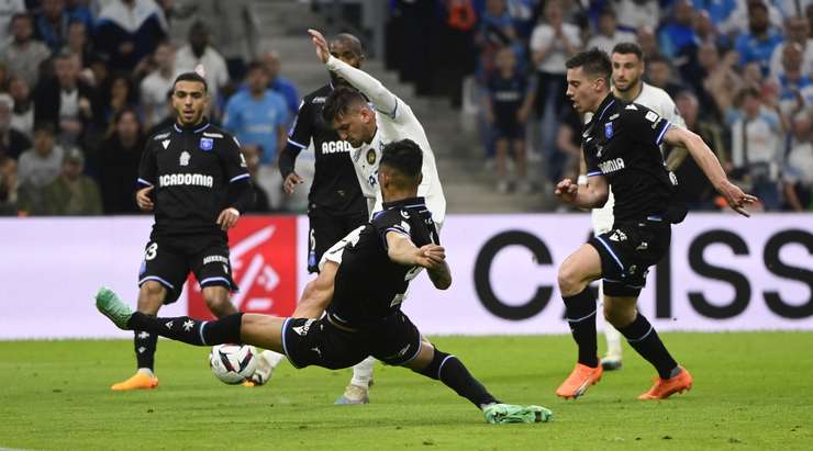 Cengiz Under (Marseille) có rất nhiều khoảng trống sau khi đón một đường chuyền chính xác trong vòng cấm. Anh không do dự tung một cú sút tuyệt vời, đưa bóng vào góc trái khung thành.
