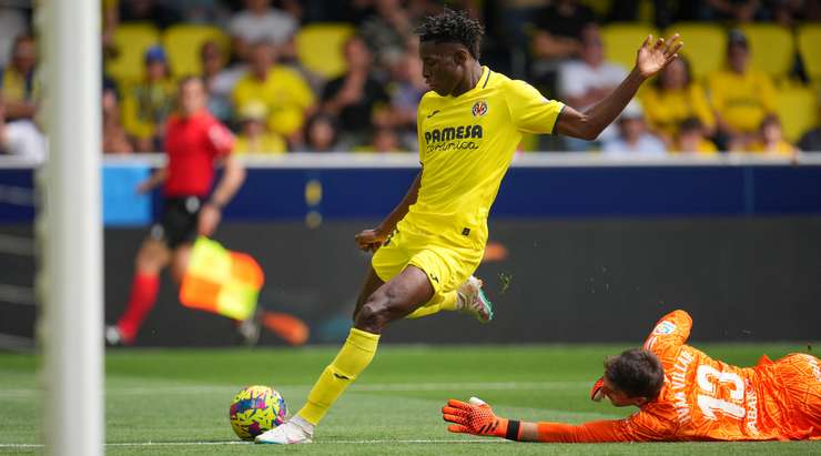 Một đường chuyền xé toang hàng phòng ngự đưa bóng đến chân Nicolas Jackson (Villarreal) trong vòng cấm và cầu thủ này đã không bỏ lỡ cơ hội! Nỗ lực của anh đưa bóng chuẩn xác vào góc thấp bên phải khung thành.