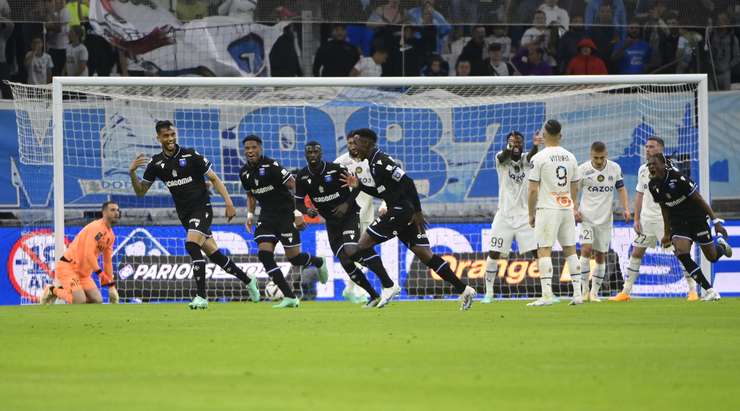 Birama Toure (Auxerre) khiến cho mọi người sẽ phải nhớ về anh với một cú sút một chạm từ cự ly xa, cắm thẳng vào góc trái khung thành!