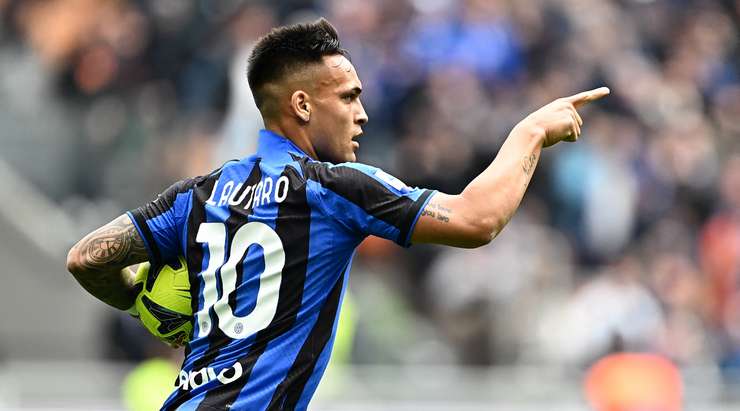 Vào! Lautaro Martinez (Inter) nhận một đường chuyền ngắn rất vừa tầm từ Romelu Lukaku ở một vị trí bên trong vòng cấm, anh lách người và tung một cú sút không thể cản phá vào góc thấp bên trái khung thành. Tỉ số là 1:1.