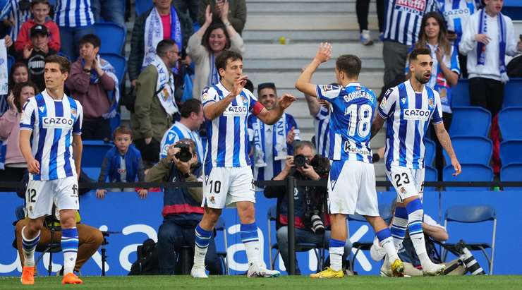 Một pha bóng bật ra thiếu may mắn tìm đến chân của Mikel Oyarzabal (Real Sociedad) và anh ấy không bỏ lỡ một cơ hội rõ ràng như vậy.