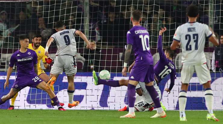Zeki Amdouni (Basel) ghi bàn! Zeki Amdouni (Basel) được kiến tạo bởi Darian Males và anh ấy đã cho thấy sự bình tĩnh tuyệt vời trong vòng cấm để sút bóng vào lưới. 1:2.