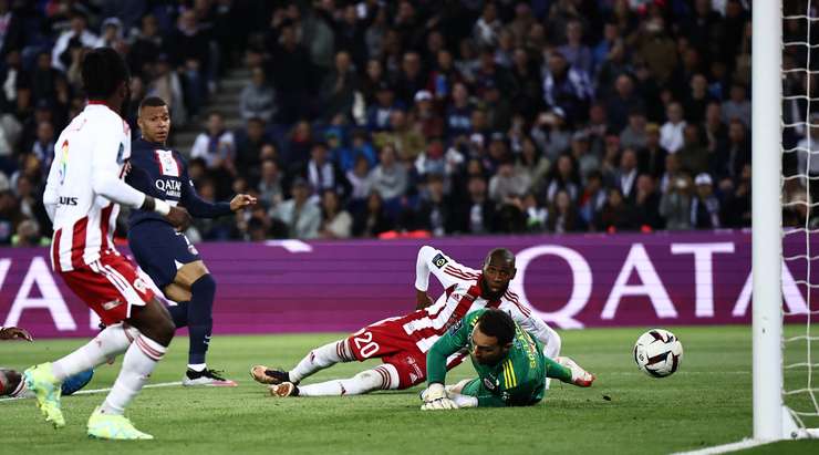 Vào! Kylian Mbappe (Paris SG) sút bóng bật ra đi chìm vào chính giữa khung thành sau khi bóng đến chỗ anh ấy trong vòng cấm. Tỉ số là 3:0.