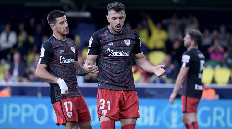 Đốt lưới nhà! Aitor Paredes (Ath Bilbao) có vẻ như đang có một ngày thi đấu quá xui xẻo khi anh vô tình đưa một chuyền của đối phương vào thẳng lưới nhà. Tỉ số đã thay đổi thành 4:1.