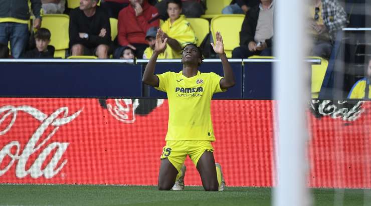 Vào! Nicolas Jackson (Villarreal) đã có mặt đúng lúc đúng chỗ để lấy bóng bật ra trong vòng cấm, và anh ấy sút bóng vào chính giữa mành lưới. Tỉ số là 3:1.