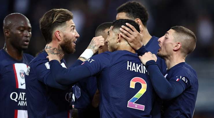 Bóng đã đi vào lưới! Cú sút đầu tiên của Kylian Mbappe đã bị chặn lại, nhưng bóng bật ra đúng vào chân của Achraf Hakimi (Paris SG), người đang đứng ở một vị trí khá trống trải bên trong vòng cấm và cầu thủ này dễ dàng sút bóng gọn gàng vào giữa khung thành. Tỉ số bây giờ là 2:0.