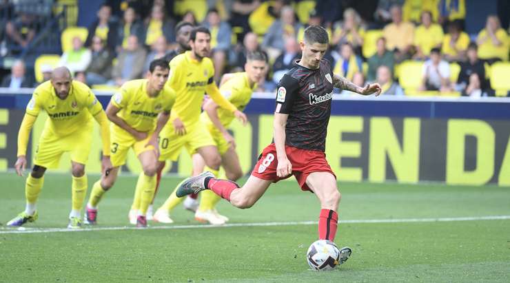 VÀO! Đó là một cú sút phạt đền hoàn hảo của Oihan Sancet (Ath Bilbao) về phía góc cao bên phải, không có một chút cơ hội nào cho thủ môn Pepe Reina để cản phá!