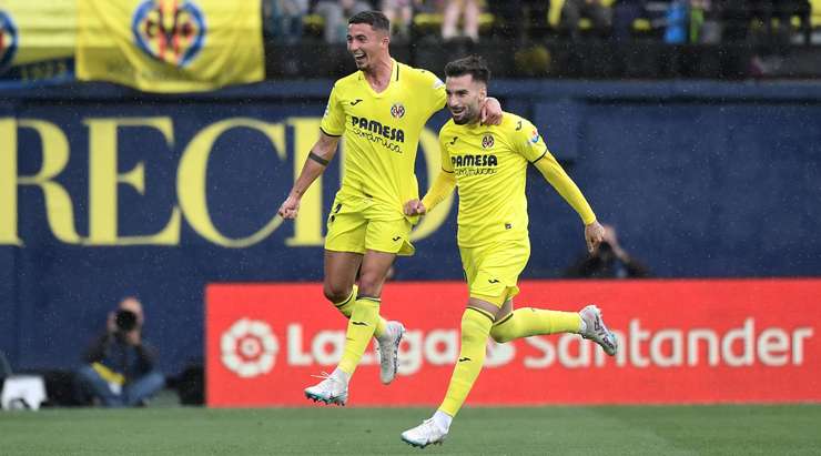 Alejandro Baena (Villarreal) thực hiện quả đá phạt từ rìa vòng cấm và ghi một bàn thắng tuyệt đẹp! Cú cứa lòng vẽ một đường cong hoàn hảo, đưa bóng vượt qua hàng rào trước khi nằm gọn trong khung thành.