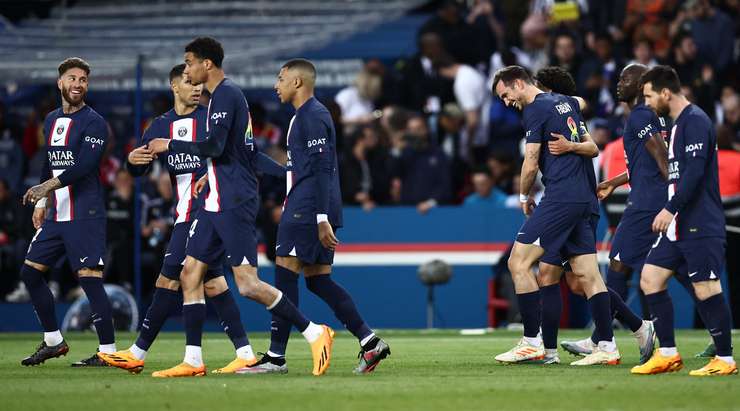 Fabian Ruiz (Paris SG) có một cơ hội tuyệt vời bên trong vòng cấm và anh dứt điểm cực mạnh vào góc cao bên trái khung thành.