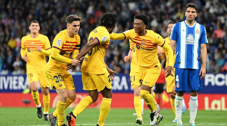Bóng đã nằm gọn trong lưới! Frenkie de Jong thực hiện một quả tạt xuất sắc vào vòng cấm. Jules Kounde (Barcelona) đón bóng ở gần chấm phạt đền và tung một cú đánh đầu uy lực vào sát mé trong cột dọc bên phải, đánh bại thủ môn Fernando Pacheco. Một bàn thắng thể hiện sự nhạy bén cũng như khả năng dứt điểm xuất sắc. Tỉ số là 0:4.
