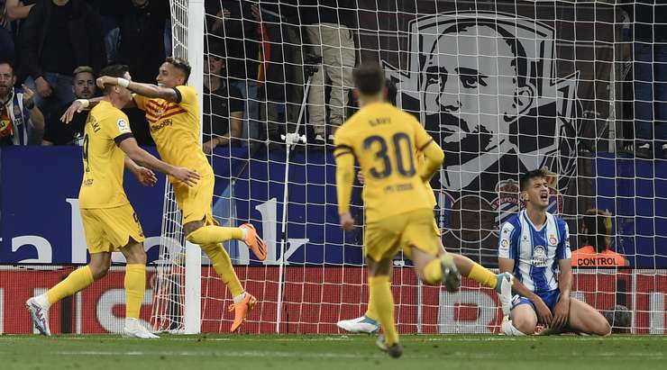 Vào! Một đường chuyền ngang đơn giản của Raphinha đưa bóng đến chân Robert Lewandowski (Barcelona) bên trong vòng cấm, anh chỉnh lại tư thế và quất chân đưa bóng vào góc thấp bên trái khung thành. Tỉ số là 0:3.