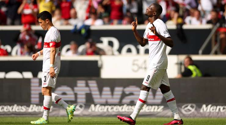 VÀO! Serhou Guirassy (VfB Stuttgart) đã mạo hiểm thật sự khi sút phạt đền vào ngay giữa khung thành, tuy nhiên động tác của anh đã đánh lừa được thủ môn Lukas Hradecky.