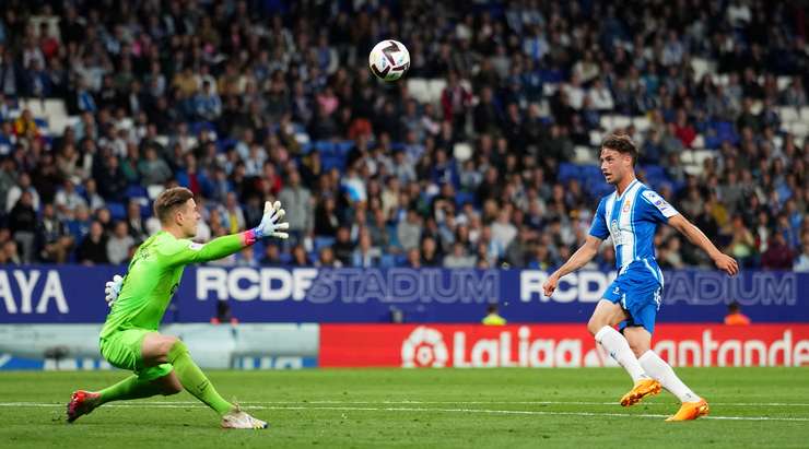 Vào! Javier Puado (Espanyol) vượt qua các pha truy cản và từ cự li gần xuất sắc bấm bóng qua Marc-Andre ter Stegen. 1:4. Một nỗ lực cá nhân tuyệt vời.