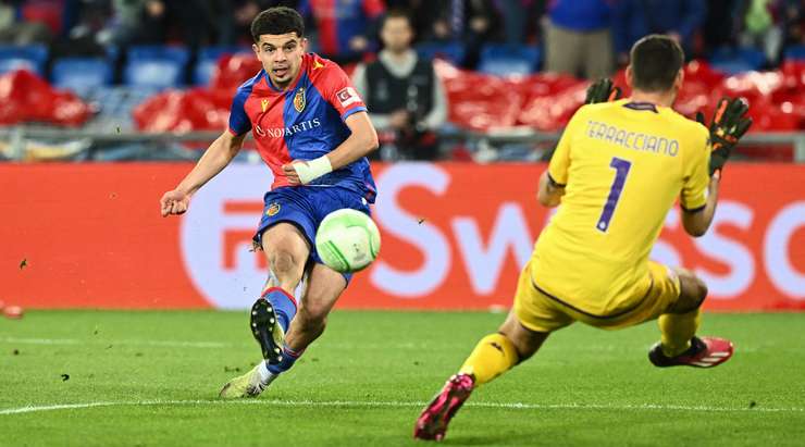Zeki Amdouni (Basel) kết thúc nỗ lực đi bóng đẹp mắt của mình với một cú sút xuất sắc từ trong vòng cấm. Bóng đi vào góc thấp bên phải khung thành và Pietro Terracciano chỉ có thể vào lưới nhặt bóng. Tỉ số là 1:1.