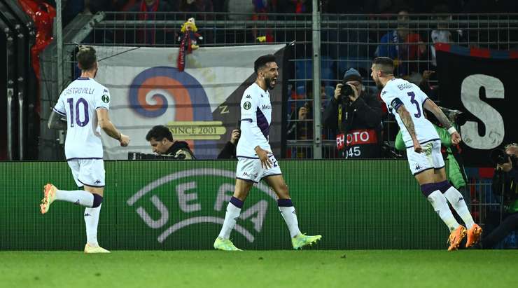 Nicolas Gonzalez (Fiorentina) đón quả phạt góc và thể hiện khả năng săn bàn của mình với một cú đánh đầu lạnh lùng từ cự li gần vào góc thấp bên trái cầu môn. Tỉ số là 0:1.