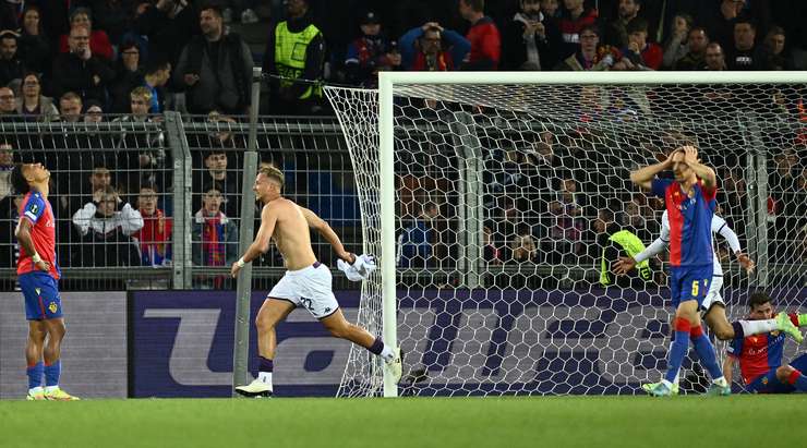 Vào! Antonin Barak (Fiorentina) chớp cơ hội sau một tình huống bóng bật ra trong vòng cấm và đánh bại thủ môn với một cú sút vào góc thấp bên trái. Tỉ số đã được nâng lên: 1:3.