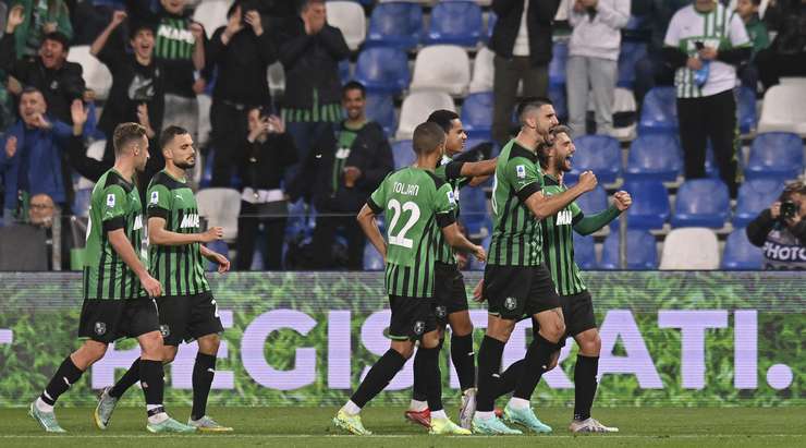 Vào! Domenico Berardi (Sassuolo) giành chiến thắng trên chấm phạt đền bằng một cú sút không thể cản phá, vượt qua tầm với của thủ môn Michele Di Gregorio vào góc thấp bên phải.