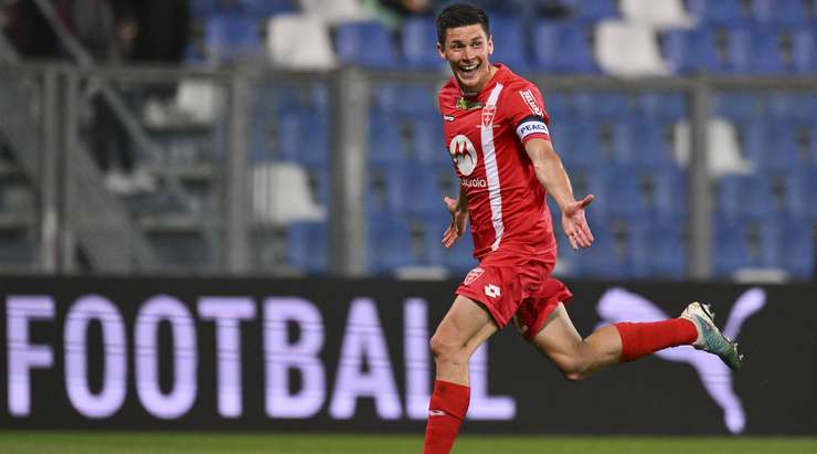 Vào! Samuel Vignato nạp đạn cho Matteo Pessina (Monza) ở một vị trí bên trong vòng cấm, và cầu thủ này đã giữ được cái đầu lạnh để sút bóng vào góc thấp bên phải khung thành. Tỉ số là 1:2.