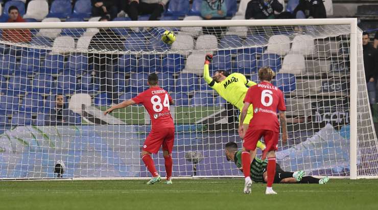 Vào! Samuele Birindelli thể hiện nhãn quan tuyệt vời của mình với đường chuyền sắc sảo cho Patrick Ciurria (Monza), người đã rất bình tĩnh sút bóng gọn gàng vào nóc lưới. Tỉ số là 1:1.
