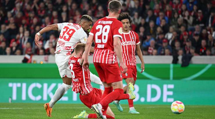 Benjamin Henrichs (RB Leipzig) nhận một đường chuyền sát thủ, đặt anh vào thế đối mặt với thủ môn và anh đã ghi bàn với một cú sút căng vào góc thấp bên phải khung thành. Một cú dứt điểm tuyệt đẹp.