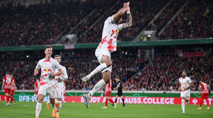 Dominik Szoboszlai (RB Leipzig) nhận bóng trong vòng cấm, anh xoay trở rất nhanh nhẹn và tung cú sút chìm, găm bóng vào chính giữa khung thành.