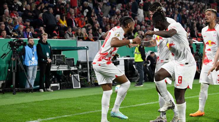 Christopher Nkunku (RB Leipzig) nhận bóng ở một vị trí rất thuận lợi và anh sút bóng lạnh lùng vào mé trong cột dọc bên trái!