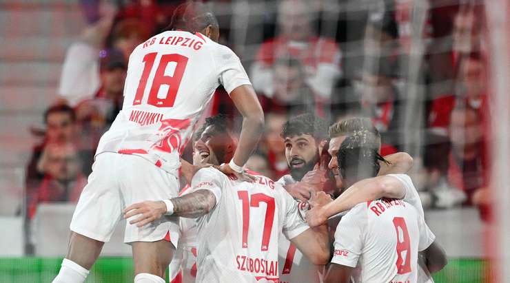 Dani Olmo (RB Leipzig) đón được quả tạt chuẩn xác của đồng đội và anh đánh đầu hiểm hóc vào phía trong cột dọc bên phải. Thủ môn đã không có chút cơ hội cản phá nào.