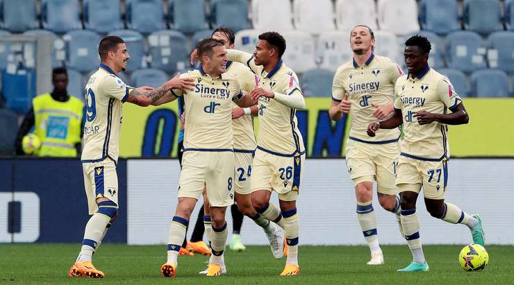 Vào! Sau khi nhận một đường chuyền tốt, Darko Lazovic (Verona) tung một cú sút đi thẳng vào góc thấp bên trái khung thành. Một tình huống phối hợp đồng đội tuyệt vời!