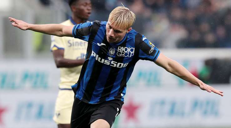 Rasmus Hojlund (Atalanta) nhận đường chuyền từ đồng đội và anh không hề do dự tung một cú sút chìm không thể cản phá vào góc thấp bên trái khung thành.