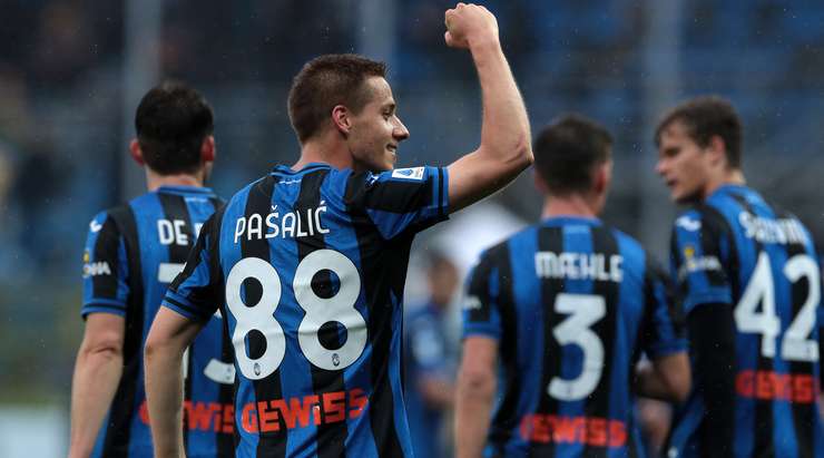 VÀO! Mario Pasalic (Atalanta) cắt được bóng từ đường chuyền bất cẩn của thủ môn đối phương và vui vẻ trừng phạt sai lầm đó. Tỉ số lúc này là 2:1.