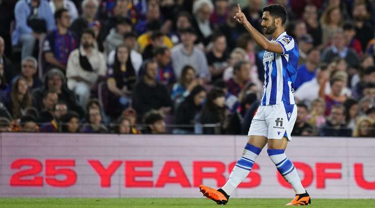Vào! Alexander Sorloth tung một đường chuyền tuyệt vời đến vị trí của Mikel Merino (Real Sociedad) trong vòng cấm, và cầu thủ này tận dụng rất tốt cơ hội để dứt điểm với một cú sút chìm gọn gàng vào lưới. 0:1.