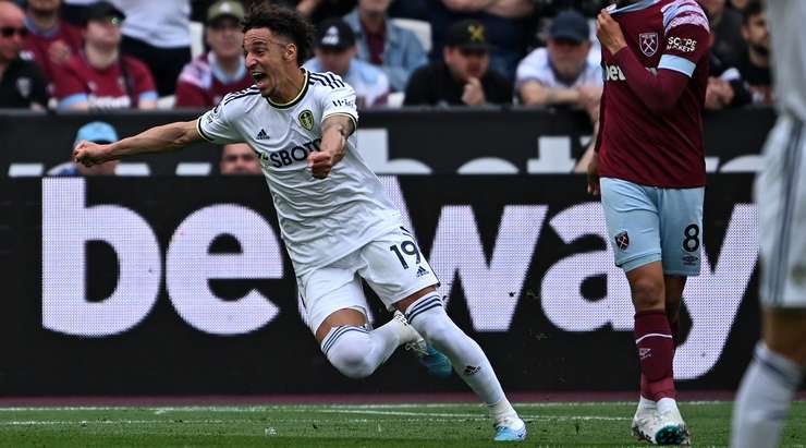VÀÀO! Weston McKennie ném biên dài, đưa bóng vượt qua đám đông để dọn cỗ cho Rodrigo (Leeds), người dễ dàng sút tung lưới từ cự ly gần. Tỉ số là 0:1 sau bàn thắng vừa rồi.