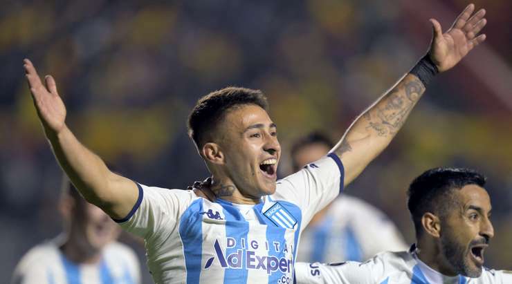 Vào! Gabriel Rojas (Racing Club) tung một cú sút trong vòng cấm và pha dứt điểm bị chệch hướng và đi qua thủ môn. 0:2.