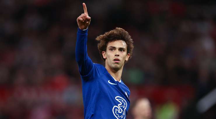 Vào! Joao Felix (Chelsea) len lỏi qua các cầu thủ đối phương trước khi tung một cú sút tuyệt diệu từ rìa vòng cấm vào góc thấp bên trái mành lưới. Thủ môn David de Gea đã không có cơ hội nào để chạm vào quả bóng. Tỉ số là 4:1.
