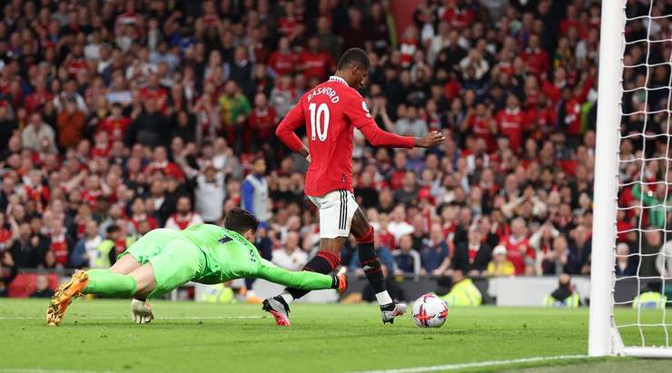 Marcus Rashford (Manchester United) liên tiếp đi bóng lắt léo qua các hậu vệ đối phương và thoát xuống đối mặt với thủ môn. Cầu thủ này làm một động tác giả khiến thủ môn mất thăng bằng, trước khi nhẹ nhàng đưa bóng vào lưới.