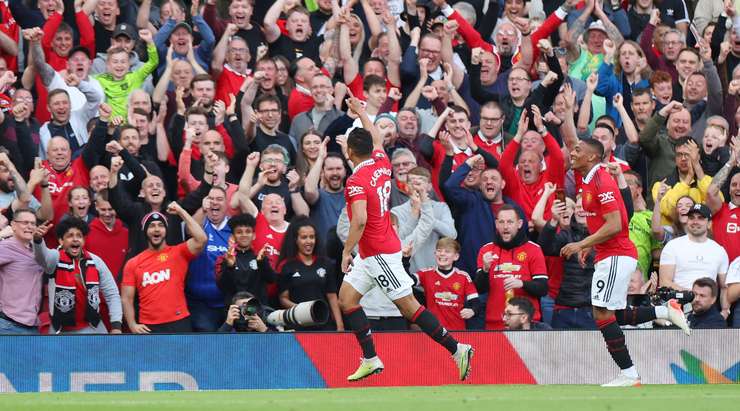 Casemiro (Manchester United) đang ăn mừng một bàn thắng đẹp mắt! Cầu thủ này chiến thắng trong pha không chiến và đánh đầu quả đá phạt vào góc trái cầu môn. 1:0!