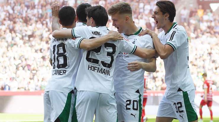 Vào! Jonas Hofmann chuyền bóng đến chân của Luca Netz (B. Monchengladbach), người đứng trước mành lưới trống và không gặp khó khăn đệm bóng vào khung thành. 1:0.