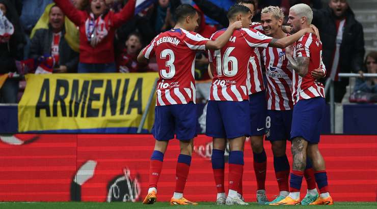 Antoine Griezmann (Atl. Madrid) không suy nghĩ nhiều và anh tung một cú sút cực mạnh về phía khung thành sau khi nhận được đường chuyền bổng từ Rodrigo de Paul. Có lẽ thủ môn Alex Remiro đã hơi chủ quan trong tình huống vừa rồi, và đành phải nhìn bóng đi hiểm hóc vào góc thấp bên trái khung thành. Tỉ số đã thay đổi thành 1:0.