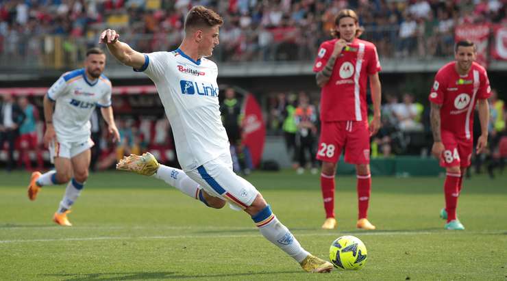 Vào! Lorenzo Colombo (Lecce) giành chiến thắng trên chấm phạt đền bằng một cú sút chìm không thể cản phá, vượt qua tầm với của thủ môn Michele Di Gregorio vào giữa khung thành.