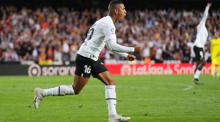 Vào! Samuel Lino (Valencia) đã có mặt đúng lúc đúng chỗ để lấy bóng bật ra trong vòng cấm, và anh ấy sút bóng đi chìm vào phía trong cột dọc bên trái. Tỉ số là 1:1.