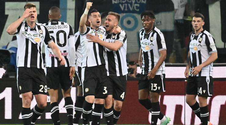 Một bàn thắng đồng đội tuyệt vời! Sandi Lovric (Udinese) được giải thoát trong vòng cấm bởi Destiny Udogie và không mắc một sai lầm nào với một pha dứt điểm tốt vào góc phải phía trên. 1:0.