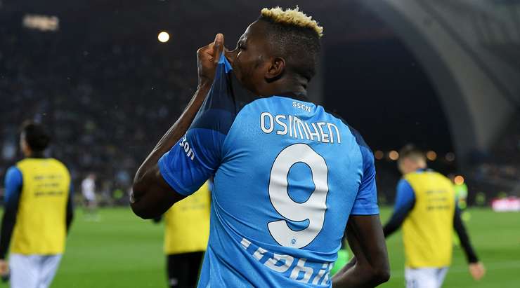 Vào! Victor Osimhen (Napoli) đã có mặt đúng lúc đúng chỗ để lấy bóng bật ra trong vòng cấm, và anh ấy sút bóng đi chìm vào phía trong cột dọc bên phải. Tỉ số là 1:1.